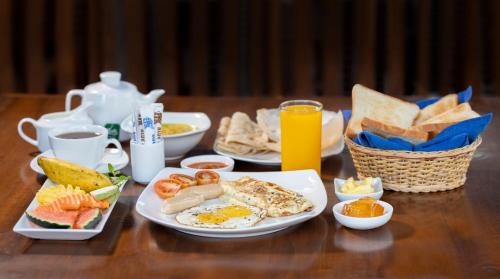 ネゴンボにあるBlue Elephant Boutique Hotelの朝食の食べ物が載ったテーブル