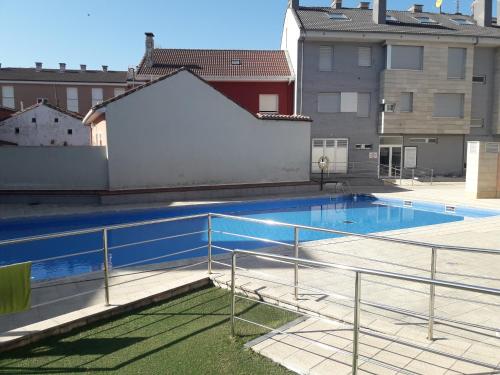 una piscina en la azotea de un edificio en Duplex con piscina VUT1230AS, en San Juan de la Arena