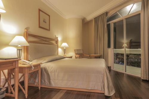 Säng eller sängar i ett rum på The Grand Dame Hotel
