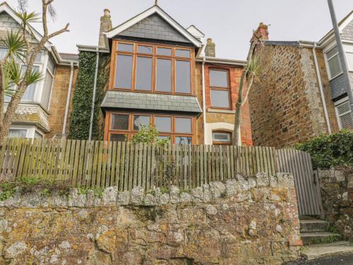 a house with a fence in front of it at Chy-an-Brae in Newquay