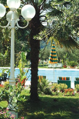 Taman di luar Park Hotel Oasi