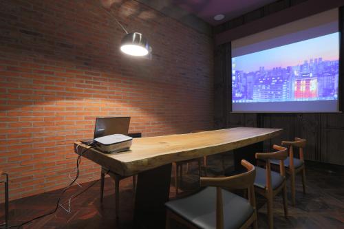 uma sala de conferências com uma mesa e um projector em Boutique Hotel Loft em Seul