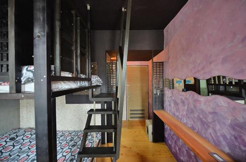 馬公市的住宿－傻風旅店，客房设有两张双层床和梯子