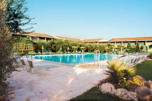 Bazén v ubytování Park Hotel Oasi nebo v jeho okolí