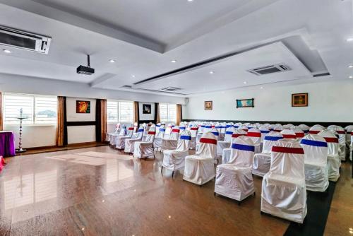a row of chairs in a large room at Sri Krishna Palace in Hosūr