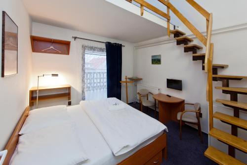 Postel nebo postele na pokoji v ubytování Hotel Wolf