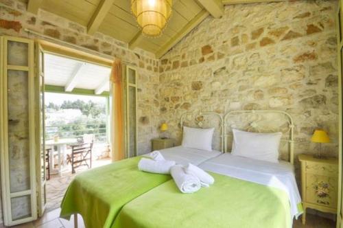 ガイオスにあるVilla Contessinaのベッドルーム1室(緑色のベッド1台、タオル付)