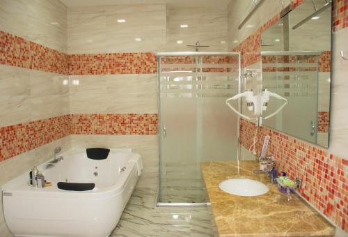 Bilik mandi di AZPETROL HOTEL KURDEMIR