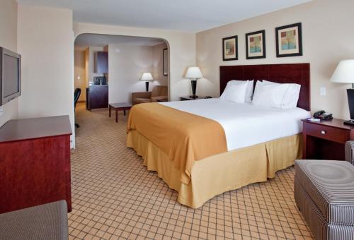 เตียงในห้องที่ Holiday Inn Express Hotel & Suites Wichita Airport, an IHG Hotel