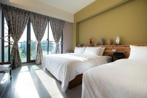 1 dormitorio con 2 camas y ventana grande en Chance Villa 262, en Jiaoxi