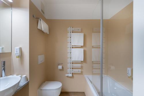 Ett badrum på City Hotel Stockerau