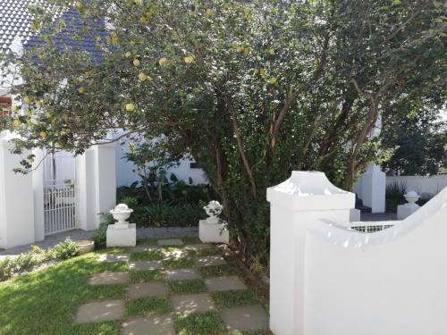 Ein Garten an der Unterkunft Oak View Manor