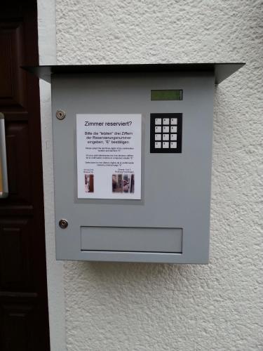 a sign on the side of a white wall at RUTHMANN-Rheinblick GARNI in Oestrich-Winkel