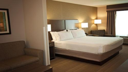 Tempat tidur dalam kamar di Holiday Inn Express Hotel & Suites Wichita Northeast, an IHG Hotel
