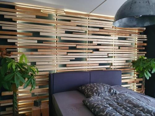 - une chambre avec un canapé bleu en face d'une fenêtre dans l'établissement Black & Wood Design FeWo im Zentrum, à Cottbus