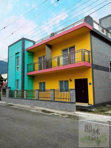 ein farbenfrohes Haus an der Seite einer Straße in der Unterkunft 鳳林好日子 in Fenglin