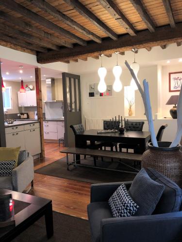 un salon avec une table et une cuisine dans l'établissement Gite Boulogne-sur-mer, à Boulogne-sur-Mer