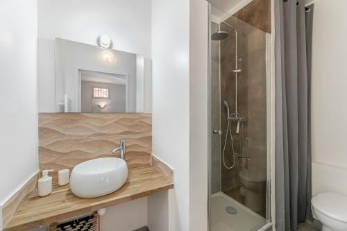 une salle de bain avec un lavabo et une douche dans l'établissement Le Saint Clair par Dodo-a-Cassis, à Cassis