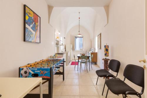 a room with a table and chairs and a kitchen at Dimora Maria Luisa by BarbarHouse in Merine