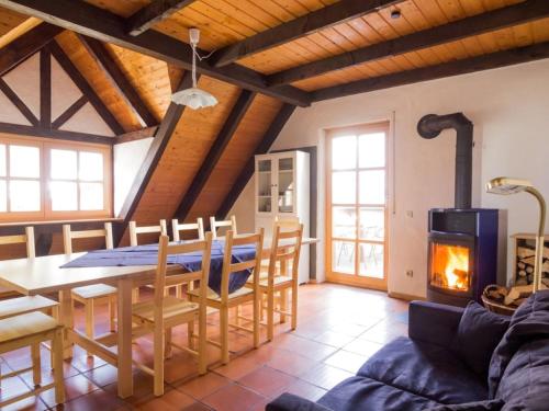 ein Esszimmer mit einem Tisch und einem Kamin in der Unterkunft Ferienhof Hohe in Hiltpoltstein