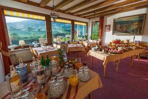 a dining room with tables with bottles and glasses at Vierburgeneck in Neckarsteinach