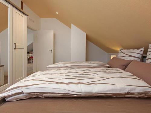 ein Schlafzimmer mit einem großen Bett in einem Zimmer in der Unterkunft Feriendomizil Bergamini in Bischoffingen