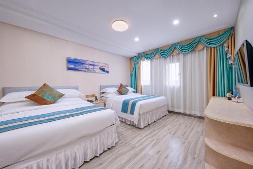 廣州的住宿－广州白云机场弗丽达大酒店，酒店客房设有两张床和窗户。