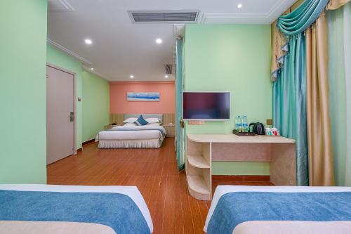Säng eller sängar i ett rum på Frida Hotels Guangzhou Baiyun International airport