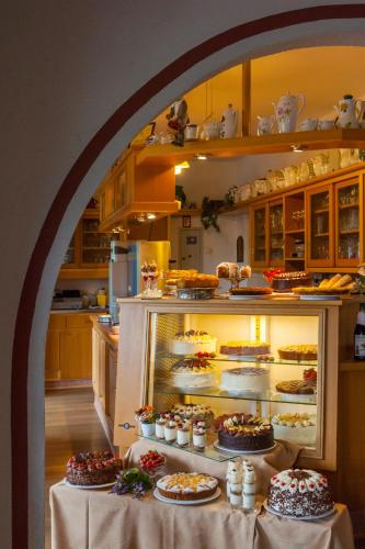 a kitchen with a display case with cakes and pies at Vierburgeneck in Neckarsteinach