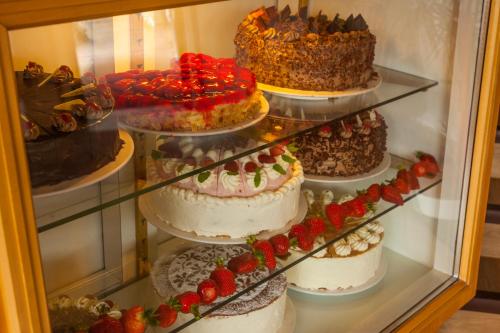 a display case filled with different types of cakes at Vierburgeneck in Neckarsteinach