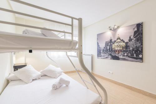 1 dormitorio con litera y una foto en la pared en Balea 5 - Local Rentss, en Orio