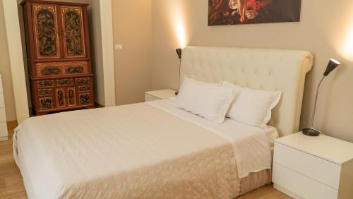カターニアにあるDuca di Sarro le Suitesのベッドルーム(白い大型ベッド、白い枕付)