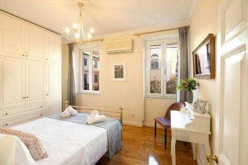 Кровать или кровати в номере San Nicolo dei Vecchi Casa by CorfuEscapes