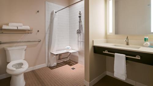 Ett badrum på Holiday Inn Express Bellingham, an IHG Hotel