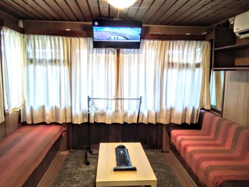 Televisyen dan/atau pusat hiburan di Two Rooms Rustic House - Self Check-In