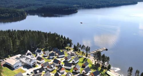 z góry widok na dom na brzegu jeziora w obiekcie Lipno - Lakeside Village - Větrník w mieście Frymburk