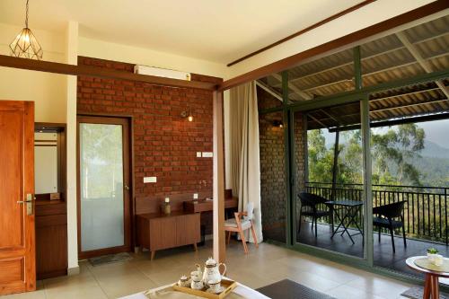 Balkón nebo terasa v ubytování StayVista at Novera 3BHK with Breakfast Near Banasura Dam