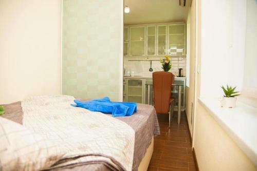 a small room with a bed and a kitchen at 2 Rooms Luxury Apartment on Divnogorskaya 13 Street in Zaporozhye