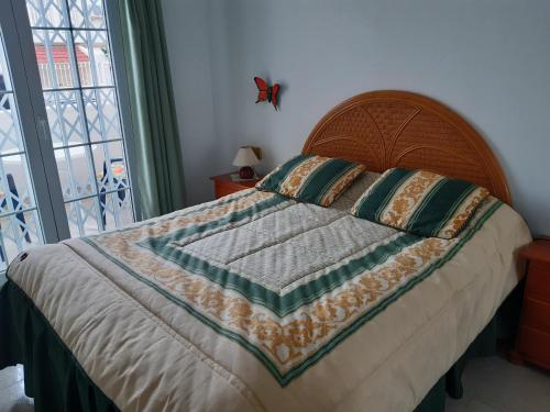 ein Schlafzimmer mit einem Bett und einem Schmetterling an der Wand in der Unterkunft Manuel in Torrevieja