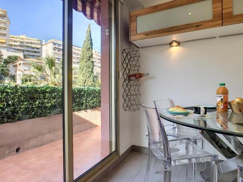 Il dispose d'un balcon et d'une cuisine avec une table et des chaises. dans l'établissement Nestor&Jeeves - SUNSET TERRACE - Central - Free parking - Top floor, à Nice