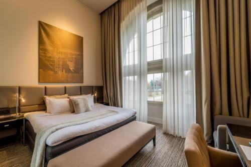 Una cama o camas en una habitación de Terhills Hotel