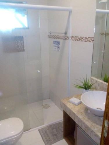 y baño con ducha, aseo y lavamanos. en Pousada do Maninho, en Penha