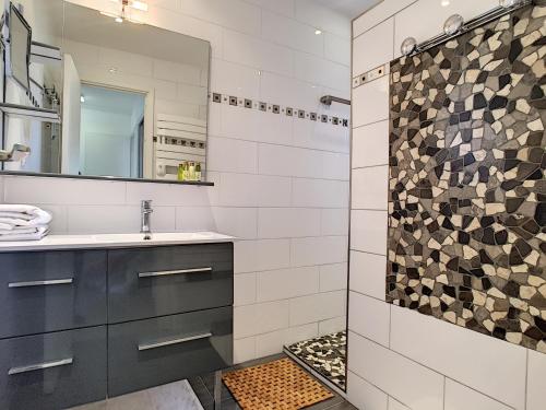 une salle de bain avec un lavabo et une douche dans l'établissement Nestor&Jeeves - SUNSET TERRACE - Central - Free parking - Top floor, à Nice