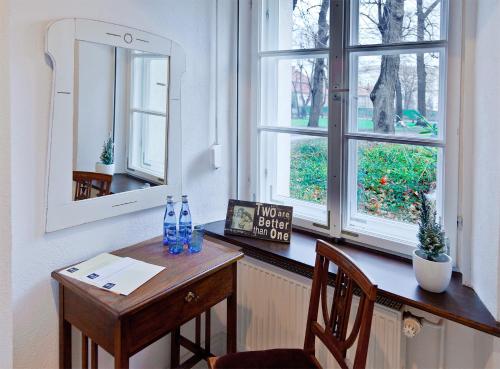 a desk in a room with a window and a mirror at Barokowy Zakątek in Świdnica