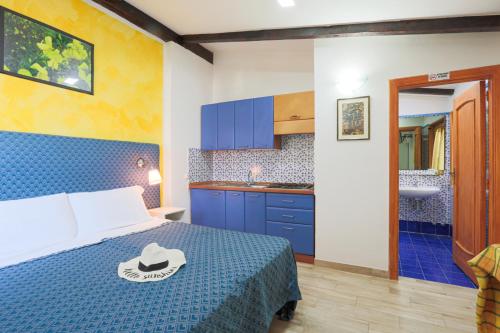 ein Schlafzimmer mit einem Bett mit Hut darauf in der Unterkunft Relais Il Frantoio in Massa Lubrense