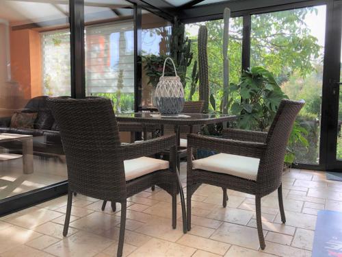 a table and chairs in a living room at Ferienhaus am Wiesenweg in Hosena