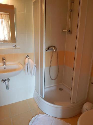 a bathroom with a shower and a sink at ubytovanie Vážka in Banská Štiavnica