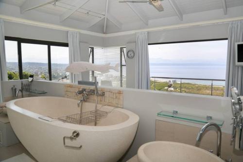 Ένα μπάνιο στο Whalejoy - A glimpse of heaven