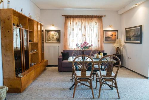 - un salon avec une table, des chaises et un canapé dans l'établissement Niki seaview apartment, à Pórto Ráfti