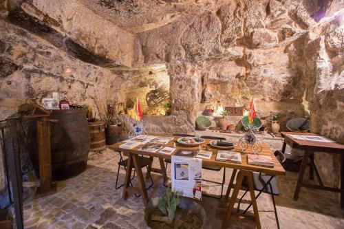a room with a table with food on it at Si-Moutique, le Case-grotte degli Avi 2 in Modica